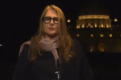 Ilze Scamparino no telhado<!-- NICAID(16021561) -->