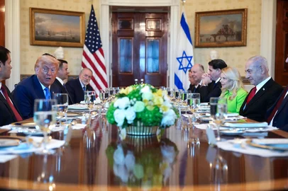 WASHINGTON, DC - JULY 07: U.S. President Donald Trump hosts Israeli Prime Minister Benjamin Netanyahu for a dinner in the Blue Room of the White House on July 7, 2025, in Washington, DC. Trump is hosting Netanyahu to discuss a potential ceasefire agreement to end the fighting in Gaza.   Andrew Harnik/Getty Images/AFP (Photo by Andrew Harnik / GETTY IMAGES NORTH AMERICA / Getty Images via AFP)<!-- NICAID(16075433) -->