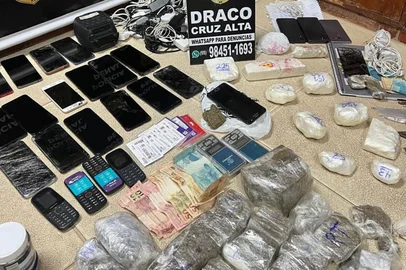 Polícia realiza operação contra esquema de tráfico de drogas que funcionava dentro do presídio de Cruz Alta; Delegacia de Repressão às Ações Criminosas Organizadas (DRACO) de Cruz Alta, no Noroeste do Estado, realizou na manhã desta quinta-feira (30), uma operação contra uma rede de tráfico de drogas estruturada dentro do Presídio Estadual de Cruz Alta. O esquema era comandado por detendos, que também coordenavam ações criminosas fora do presídio, com distribuição de drogas nas ruas. Mandados de prisão preventiva foram cumpridos contra oito suspeitos. Cinco deles já estavam presos, um cumpria prisão domiciliar e outra utilizava tonozeleira eletronica. O nome dos suspeitos não foi divulgado.<!-- NICAID(15965269) -->