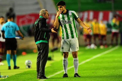 CAXIAS DO SUL, RS, BRASIL, 18/05/2025. Juventude x Fluminense, jogo válido pela nona rodada da série A do Campeonato Brasileiro e realizado no estádio Alfredo Jaconi. Na foto, técnico do Juventude, Claudio Tencati (E) e zagueiro Wilker Ángel. (Porthus Junior/Agência RBS)<!-- NICAID(16040301) -->