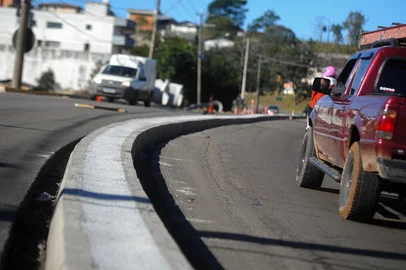 CAXIAS DO SUL, RS, BRASIL, 01/07/2024. Os 900 metros de extensão do trecho não duplicado da BR-116, na área urbana de Caxias do Sul, irão receber um canteiro central. As obras já estão em andamento no segmento, que liga os bairro Planalto e Vila Verde, com o intuito de impedir manobras proibidas. (Bruno Todeschini/Agência RBS)Indexador: BTK<!-- NICAID(15802686) -->