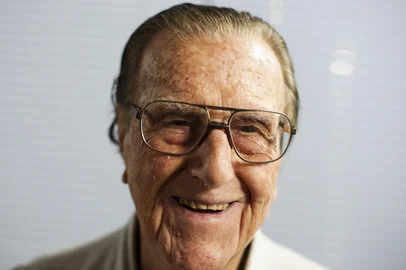Porto Alegre, RS, Brasil, 01-11-2023: O médico aposentado Arnaldo José da Costa Filho, 101 anos, em casa, na zona sul de Porto Alegre. Ele é um dos 325 moradores da capital nessa faixa etária, conforme dados recentes do Censo do IBGE. Foto: Mateus Bruxel / Agência RBS<!-- NICAID(15585824) -->