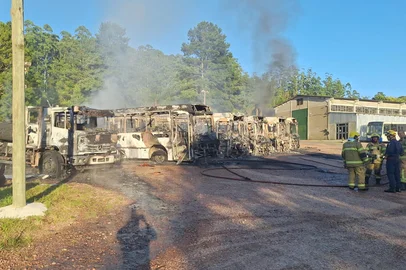 Um incêndio atingiu uma garagem na sede social da Cootravipa na zona sul de Porto Alegre no começo da manhã desta sexta-feira. O Corpo de Bombeiros foi acionado por volta das 5h30.<!-- NICAID(16185332) -->