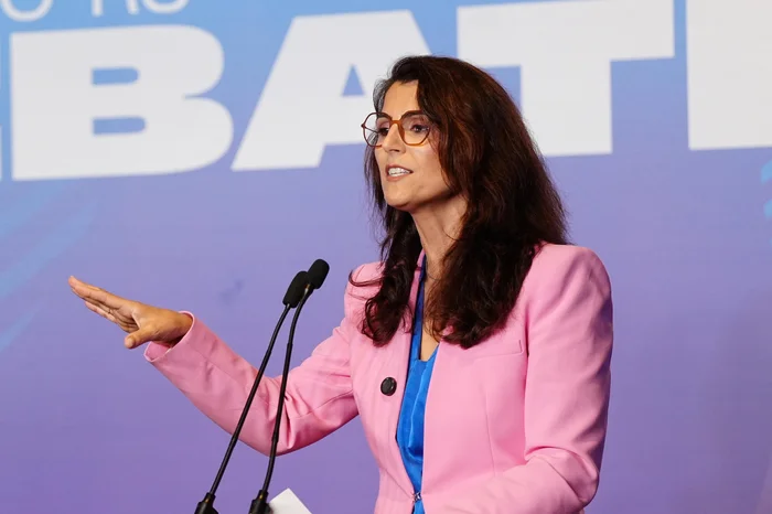 Imagem ilustrativa sobre Manuela d'Ávila lidera pesquisas para o Senado do RS, mas a corrida permanece apertada