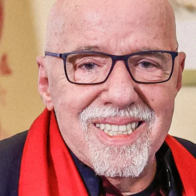 13.06.2024 - Presidente da RepÃºblica, Luiz InÃ¡cio Lula da Silva e o escritor Paulo Coelho, durante CerimÃ´nia de lanÃ§amento internacional de selo comemorativo alusivo aos â35 anos da obra O Alquimistaâ, na ResidÃªncia Oficial. Genebra, SuÃ­Ã§a.â¨â¨Foto: Ricardo Stuckert / PRIndexador: Ricardo Stuckert / PR<!-- NICAID(16109028) -->