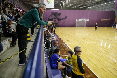 CAXIAS DO SUL, RS, BRASIL - 2022.05.12 - Partida de handebol entre Brasil x Turquia, pelas Surdolimpíadas, em Caxias do Sul. Na foto, Silvio Caporal, de verde, é pai de dois atletas que disputam as Surdolimpíadas. Viajou mais de 1000km de moto para ver os jogos.  (Foto: ANDRÉ ÁVILA/ Agência RBS)<!-- NICAID(15094776) -->