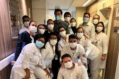 O ator Luciano Szafir recebeu alta neste sábado, 11, após passar por uma cirurgia de retirada da bolsa de colostomia. Ele estava internado desde o dia 15 no Hospital Copa D'Or, na Zona Sul do Rio de Janeiro.<!-- NICAID(15122139) -->