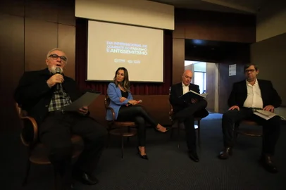 PORTO ALEGRE, RS, BRASIL - 09/11/2023 - Federação Israelita do RS sedia evento alusivo ao Dia Internacional do Combate ao Fascismo e ao Antissemitismo. NA IMAGEM, Jacques Waiberg , Tatiana Bastos ,Márcio Chachamovich e João Trindade, da esquerda para direita.Encontro ocorre na manhã desta quinta-feira, na sede da entidade, no bairro Bom Fim. NA IMAGEM, Jacques Waiberg , Tatiana Bastos ,Márcio Chachamovich e João Trindade, da esquerda para direita. FOTO: RONALDO BERNARDI, AGÊNCIA RBS<!-- NICAID(15592216) -->
