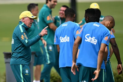 Brazil's Italian head coach Carlo Ancelotti (L) gestures during a training session ahead of Brazil's 2026 FIFA World Cup Group C football match against Morocco in Morris Township on June 10, 2026. (Photo by MAURO PIMENTEL / AFP)Editoria: SPOLocal: MorristownIndexador: MAURO PIMENTELSecao: soccerFonte: AFPFotógrafo: STF<!-- NICAID(16303989) -->