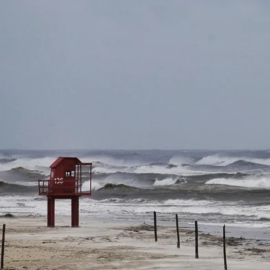 IMBÉ, RS - 16/06/2023 - Praia de Imbé, após o ciclone extratropical, ocorrido durante a madrugada desta sexta-feira (16). FOTO: Lauro Alves, Agência RBS<!-- NICAID(15458297) -->