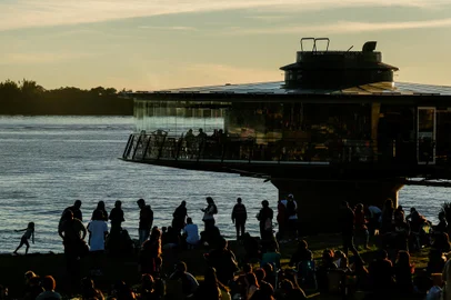 PORTO ALEGRE, RS, BRASIL, 01-04-2019: Para o aniversário de um ano da orla do Guaíba, estamos fazendo uma matéria sobre a rotina do local: os esportistas pela manhã, as famílias à tarde, os boêmios à noite. (Foto: Omar Freitas / Agência RBS)Indexador: NGS<!-- NICAID(14136554) -->