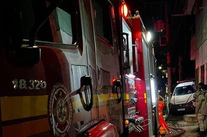 Casa é destruída pelo fogo no bairro Eucaliptos, em Bento Gonçalves.<!-- NICAID(16065950) -->