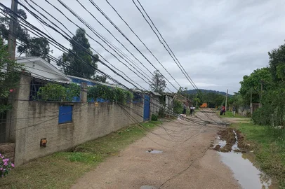 Bairros da zona sul de Porto Alegre seguem sem luz devido à chuvarada - Foto: Ian Tâmbara/Agência RBS<!-- NICAID(15405014) -->