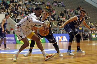 CAXIAS DO SUL, RS, BRASIL, 09/04/2025. Caxias do Sul Basquete x Mogi Basquete, jogo válido pela 42ª rodada do Novo Basquete Brasil - NBB 2024/2025 - realizado no ginásio do Sesi. (Porthus Junior/Agência RBS)Indexador: Porthus JUNIOR<!-- NICAID(16013980) -->