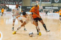 A ACBF está em desvantagem nas quartas de final da Liga Nacional. Neste domingo (11), o time de Carlos Barbosa perdeu, por 3 a 1, de virada, o clássico gaúcho para o Atlântico, no jogo de ida, realizado no Centro Municipal de Eventos Sérgio Luiz Guerra.<!-- NICAID(16384944) -->