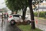 Mulher morre após carro colidir em árvore na Avenida Nilo Peçanha