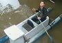 VÍDEO: homem improvisa geladeira como barco para sair de casa em Canoas