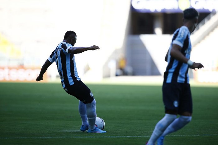 Gol de falta, assistência e 87 de aproveitamento nos passes: o desempenho de Campaz contra o São José