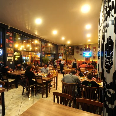 CAXIAS DO SUL, RS, BRASIL, 20/12/2022. Hamburgueria Reges Burguer, em Ana Rech. A hamburgueria percebeu aumento na procura por confraternizações neste ano. Por isso, teve que limitar os dias para receber empresas e seus funcionários, atendendo a este perfil de cliente apenas de terça a quinta de noite. Reges Pereira, proprietário. (Porthus Junior/Agência RBS)<!-- NICAID(15301070) -->