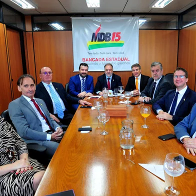 Reunião da bancada do MDB com o secretário-chefe da Casa Civil, Artur Lemos.<!-- NICAID(15072494) -->