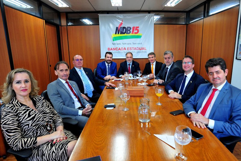 Reunião da bancada do MDB com o secretário-chefe da Casa Civil, Artur Lemos.<!-- NICAID(15072494) -->