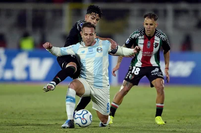 Gremio's midfielder #08 Arthur Melo is fouled by Palestino's midfielder #08 Nicolas Meza during the Copa Sudamericana group stage football match between Chile's Palestino and Brazil's Gremio at the Municipal de la Cisterna stadium in Santiago on April 29, 2026. (Photo by Rodrigo ARANGUA / AFP)Editoria: SPOLocal: SantiagoIndexador: RODRIGO ARANGUASecao: soccerFonte: AFPFotógrafo: STF<!-- NICAID(16276152) -->