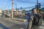 Polícia Militar guarnece o Corpo de Bombeiros enquanto combate as chamas em ônibus<!-- NICAID(15577089) -->