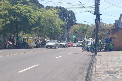 Após recomendação do MPF, grades são instaladas em frente ao quartel de Caxias e manifestantes ocupam outro ponto na Avenida Rio Branco. Na manhã deste domingo, grupo de pessoas se concentrava na calçada. Barracas foram instaladas no outro lado da rua<!-- NICAID(15270496) -->
