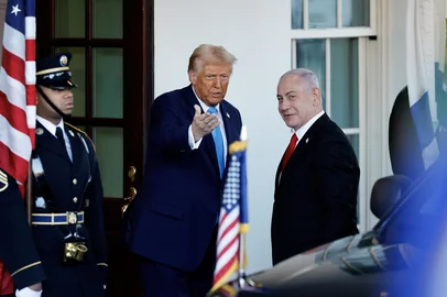 President Trump Meets With Visiting Israeli PM Netanyahu At The White HouseWASHINGTON, DC - FEBRUARY 04: U.S. President Donald Trump greets Israeli Prime Minister Benjamin Netanyahu as he arrives at the White House on February 04, 2025 in Washington, DC. Netanyahu is the first foreign leader to visit Trump since he returned to the White House last month.   Chip Somodevilla/Getty Images/AFP (Photo by CHIP SOMODEVILLA / GETTY IMAGES NORTH AMERICA / Getty Images via AFP)Editoria: POLLocal: WashingtonIndexador: CHIP SOMODEVILLASecao: diplomacyFonte: GETTY IMAGES NORTH AMERICAFotógrafo: CONTRIBUTOR<!-- NICAID(15969208) -->
