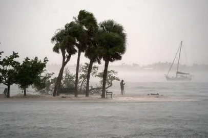 Florida Residents Prepare For Hurricane MiltonSARASOTA, FLORIDA - OCTOBER 9: A person fishes as Hurricane Milton approaches on October 9, 2024 in Sarasota, Florida. Milton, which comes just after the recent catastrophic hurricane Helene, will hit Florida's central Gulf Coast and is expected to make landfall with destructive winds and flooding.   Sean Rayford/Getty Images/AFP (Photo by Sean Rayford / GETTY IMAGES NORTH AMERICA / Getty Images via AFP)Editoria: DISLocal: SarasotaIndexador: SEAN RAYFORDSecao: disaster (general)Fonte: GETTY IMAGES NORTH AMERICAFotógrafo: CONTRIBUTOR<!-- NICAID(15887659) -->