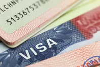 USA visa in a passport - travel background. Foto: Taiga  / stock.adobe.comFonte: 80889059<!-- NICAID(16080663) -->