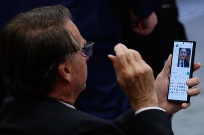 Moraes nega pedido de Bolsonaro para exibir vídeos em interrogatório sobre golpeDF - TRAMA GOLPISTA/STF/AÇÃO PENAL/JULGAMENTO/BOLSONARO - POLÍTICA - O ex-presidente Jair Messias Bolsonaro   (PL) antes do início de seu depoimento   ao ministro Alexandre de Moraes na sede   do Supremo Tribunal Federal (STF), em   Brasília (DF), nesta terça-feira, 10 de   junho de 2025. Moraes negou o pedido da   defesa de Bolsonaro para que ele   pudesse exibir vídeos durante o seu   depoimento sobre a tentativa de golpe   de Estado denunciada pela Procuradoria-  Geral da República (PGR). Bolsonaro   pretendia expor gravações de   autoridades que fizeram críticas às   urnas eletrônicas, como o ministro do   STF Flávio Dino e o ex-ministro Carlos   Lupi (PDT). O objetivo era contrastar o   seu discurso, que utilizou notícias   falsas para atacar o sistema eletrônico   de votação, com as manifestações de   políticos de esquerda.   10/06/2025 - Foto: WILTON JUNIOR/ESTADÃO CONTEÚDOEditoria: POLÍTICALocal: BRASÍLIAIndexador: WILTON JUNIORFonte: ESTADAO CONTEUDOFotógrafo: ESTADÃO CONTEÚDO<!-- NICAID(16056492) -->