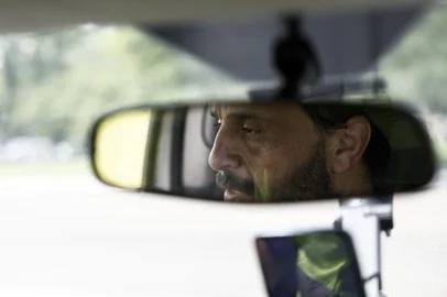 PORTO ALEGRE, RS, BRASIL, 12-11-2025:  O que mudou para passageiros e motoristas nos 10 anos de operação da Uber em Porto Alegre. Carlos Henrique Corrêa, motorista de aplciativo. Fotos: Duda Fortes/Agencia RBS<!-- NICAID(16165896) -->