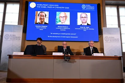 (LtoR) Heiner Linke, Chair of the Nobel Committee for Chemistry, Hans Ellegren, Secretary General of The Royal Swedish Academy of Sciences, and Olof Ramstroem, Member of the Nobel Committe for Chemistry, address a press conference to announce Japan's Susumu Kitagawa, UK-born Richard Robson and American-Jordanian Omar M. Yaghi as the winners of the 2025 Nobel Prize in Chemistry at the Royal Swedish Academy of Sciences in Stockholm, Sweden, on October 8, 2025. Japan's Susumu Kitagawa, UK-born Richard Robson and American-Jordanian Omar M. Yaghi won the Nobel Prize in Chemistry for developing so-called metalorganic frameworks, the Nobel jury said on October 8, 2025. (Photo by Jonathan Nackstrand / AFP)Editoria: HUMLocal: StockholmIndexador: JONATHAN NACKSTRANDSecao: chemistryFonte: AFPFotógrafo: STR<!-- NICAID(16141522) -->