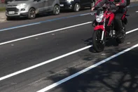 PORTO ALEGRE, RS, BRASIL, 22-07-2025: EPTC demarca nova faixa exclusiva para motos na Av. Assis Brasil. Foto: Jonathan Heckler/Agência RBS<!-- NICAID(16085381) -->
