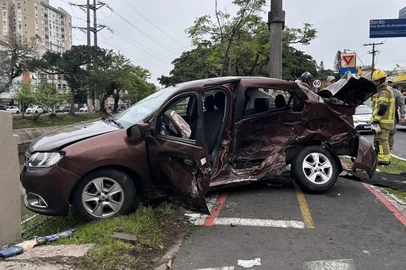 Ronaldo Bernardi / Grupo RBS Colisão entre dois carros deixou uma pessoa ferida na Avenida Ipiranga com a Rua Barão do Amazonas. O motorista de um Renault ficou preso às ferragens e foi socorrido. O veículo atravessou a ciclovia e bateu no guarda-corpo junto ao Arroio Dilúvio.<!-- NICAID(16383712) -->