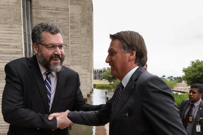 Presidente da República, Jair Bolsonaro recebe os cumprimentos do Ministro de Estado das Relações Exteriores, Ernesto Araújo no Palácio do Itamaraty.Foto: Marcos Corrêa/PR<!-- NICAID(14745306) -->