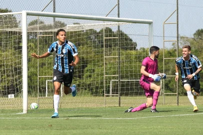 Zagueiro Gustavo Martins, 18 anos, é reforço para o Caxias por empréstimo do Grêmio<!-- NICAID(14696268) -->