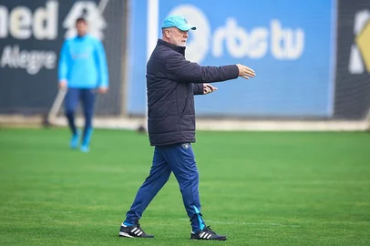 Mano Menezes comanda treino do Grêmio.