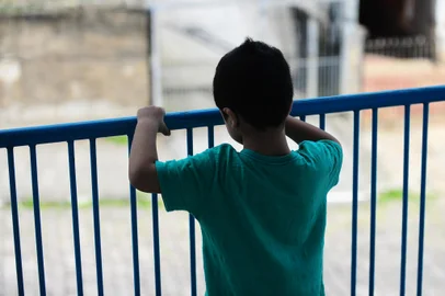CAXIAS DO SUL, RS, BRASIL, 29/03/2023. Espera para consulta com neurologista infantil em Caxias do Sul é de cerca de nove meses. Há quase dois meses a família de Danilo aguarda por uma consulta com neurologista infantil pelo Sistema Único de Saúde (SUS), em Caxias do Sul. O menino de dois anos teve TEA identificado com um ano e perdeu a mãe para o câncer em dezembro de 2022. Vive com o pai, Daniel, no bairro Bela Vista. A família precisa do laudo via SUS para encaminhamento a tratamentos gratuitos que poderão auxiliar na qualidade de vida e desenvolvimento do menino. (Porthus Junior/Agência RBS)Indexador:                                 <!-- NICAID(15388381) -->