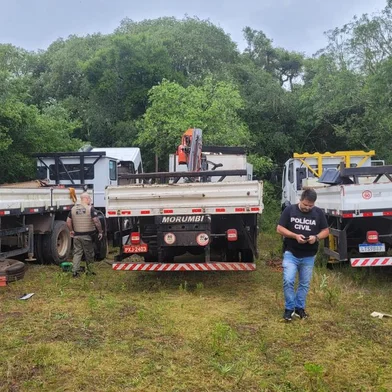 Polícia recupera três caminhões roubados de tercerizada de telefônica em Porto Alegre. Foto: Polícia Civil /<!-- NICAID(15299343) -->