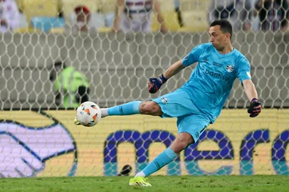 Fluminense's Colombian midfielder Jhon Arias (2nd R) scores a penalty kick goal against goalkeeper Gremio's Argentine goalkeeper Agustin Marchesin (2nd L) during the Copa Libertadores round of 16 second leg all-Brazilian football match between Fluminense and Gremio at the Maracana stadium in Rio de Janeiro, Brazil, on August 20, 2024. (Photo by Pablo PORCIUNCULA / AFP)Editoria: SPOLocal: Rio de JaneiroIndexador: PABLO PORCIUNCULASecao: soccerFonte: AFPFotógrafo: STF<!-- NICAID(15845254) -->