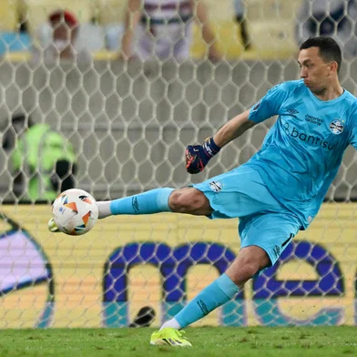 Fluminense's Colombian midfielder Jhon Arias (2nd R) scores a penalty kick goal against goalkeeper Gremio's Argentine goalkeeper Agustin Marchesin (2nd L) during the Copa Libertadores round of 16 second leg all-Brazilian football match between Fluminense and Gremio at the Maracana stadium in Rio de Janeiro, Brazil, on August 20, 2024. (Photo by Pablo PORCIUNCULA / AFP)Editoria: SPOLocal: Rio de JaneiroIndexador: PABLO PORCIUNCULASecao: soccerFonte: AFPFotógrafo: STF<!-- NICAID(15845254) -->