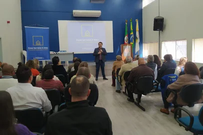 Um encontro realizado no auditório do Centro Administrativo Municipal de Caxias do Sul registrou, na manhã desta sexta-feira (16), a apresentação de um balanço do primeiro ano de realização do "Esse Terreno É Meu", programa de regularização fundiária iniciado em agosto de 2021 no município. Desde então, 530 títulos de propriedade foram entregues, beneficiando mais de 1,8 mil famílias. A ação começou pelo Loteamento Vitória, ocupado desde 1998, com 392 lotes regularizados pelo programa. Entre as próximas áreas que recebem os títulos de propriedade estão o Centenário, o Loteamento Vila Lola e o Núcleo Habitacional Floresta II.Para o secretário municipal de Urbanismo, João Uez, o programa tem potencial para marcar o governo de Adiló, tendo em vista os impactos positivos que deixará para a cidade.<!-- NICAID(15208152) -->