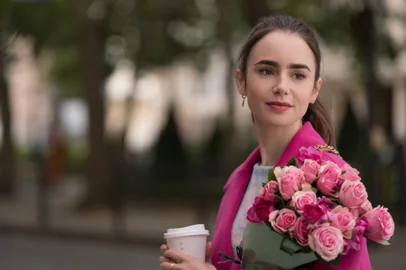 EMILY IN PARIS (L to R) LILY COLLINS as EMILY in episode 104 of EMILY IN PARIS Cr. STEPHANIE BRANCHU/NETFLIX © 2020<!-- NICAID(14606214) -->