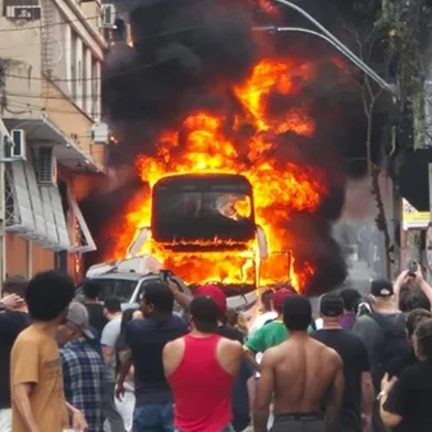 Um incêndio em um ônibus foi registrado no Centro Histórico de Porto Alegre por volta das 16h desta sexta-feira (3). O Corpo de Bombeiros Militar está em atendimento no local. <!-- NICAID(16138913) -->