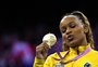 Rebeca Andrade supera Simone Biles e é campeã mundial de salto