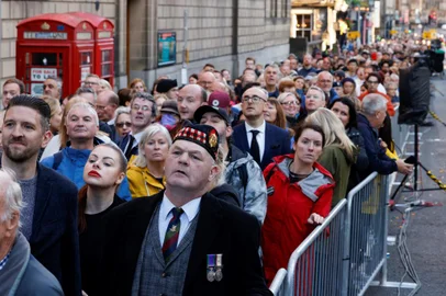Members of the public queue outside St Giles' Cathedral, in Edinburgh, on September 12, 2022, to pay their respects before the coffin of Queen Elizabeth II lying at rest. - Mourners will on September 12, 2022 get the first opportunity to pay respects before the coffin of Queen Elizabeth II, as it lies in an Edinburgh cathedral where King Charles III will preside over a vigil. (Photo by Odd ANDERSEN / AFP)Editoria: HUMLocal: EdinburghIndexador: ODD ANDERSENSecao: imperial and royal mattersFonte: AFPFotógrafo: STF<!-- NICAID(15204496) -->