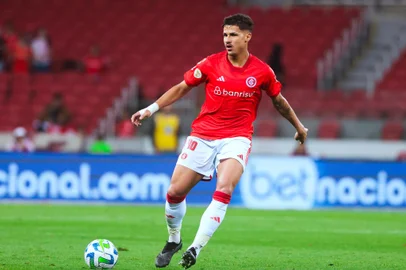 O volante Rômulo em lance do jogo do Inter contra o América-MG no Estádio Beira-Rio, válido pelo Brasileirão.<!-- NICAID(15625199) -->