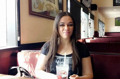 Arquivo pessoal / Arquivo pessoal O recepcionista Vandré Centeno do Carmo, 25 anos, confessou à polícia ter assassinado e esquartejado o corpo de Cíntia Beatriz Lacerda Glufke, 34 anos. Segundo depoimento prestado na noite de quinta-feira, eles eram amigos, teriam trabalhado juntos em um hotel da Capital e foram colegas em um curso de comissário de bordo. A mulher era natural de Uberaba, Minas Gerais, e o jovem já teria, inclusive, viajado até a cidade para conhecer a família da amiga.<!-- NICAID(11630643) -->